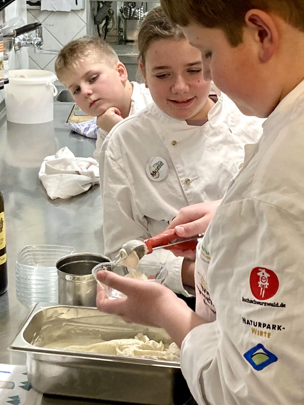 Kinder der Schlemmerbande Hochschwarzwald beim Kochen im Adler Bärental